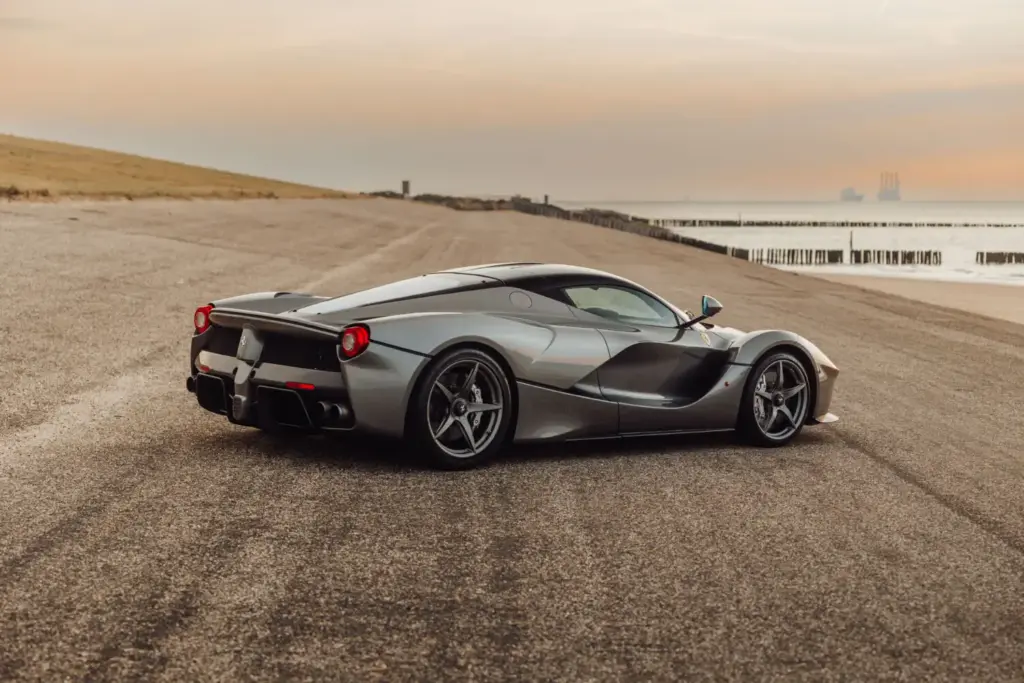 Si quieres uno de los mejores LaFerrari o P1 de la historia, tiene hasta octubre para ahorrar 1 Motor16 2015 Ferrari LaFerrari. Subasta Broad Arrow. Imagen trasera.