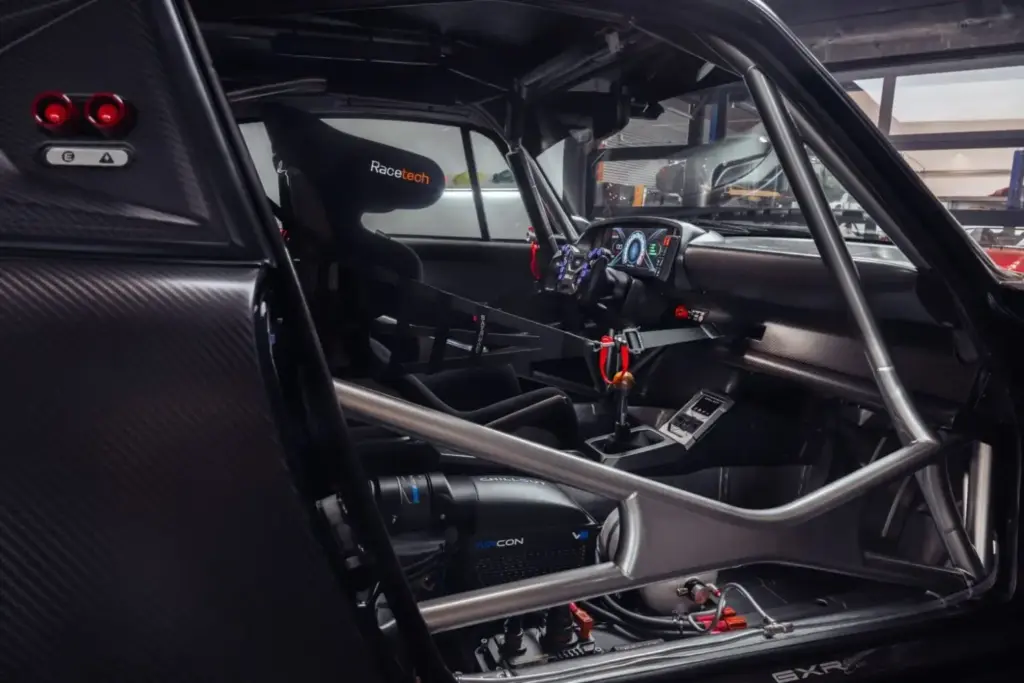 Gunther Werks GXR‑Evo: Potente como un moderno Porsche 911 y ligero como un clásico 924 2 Motor16 2026 Gunther Werks GXR-Evo. Imagen interior.