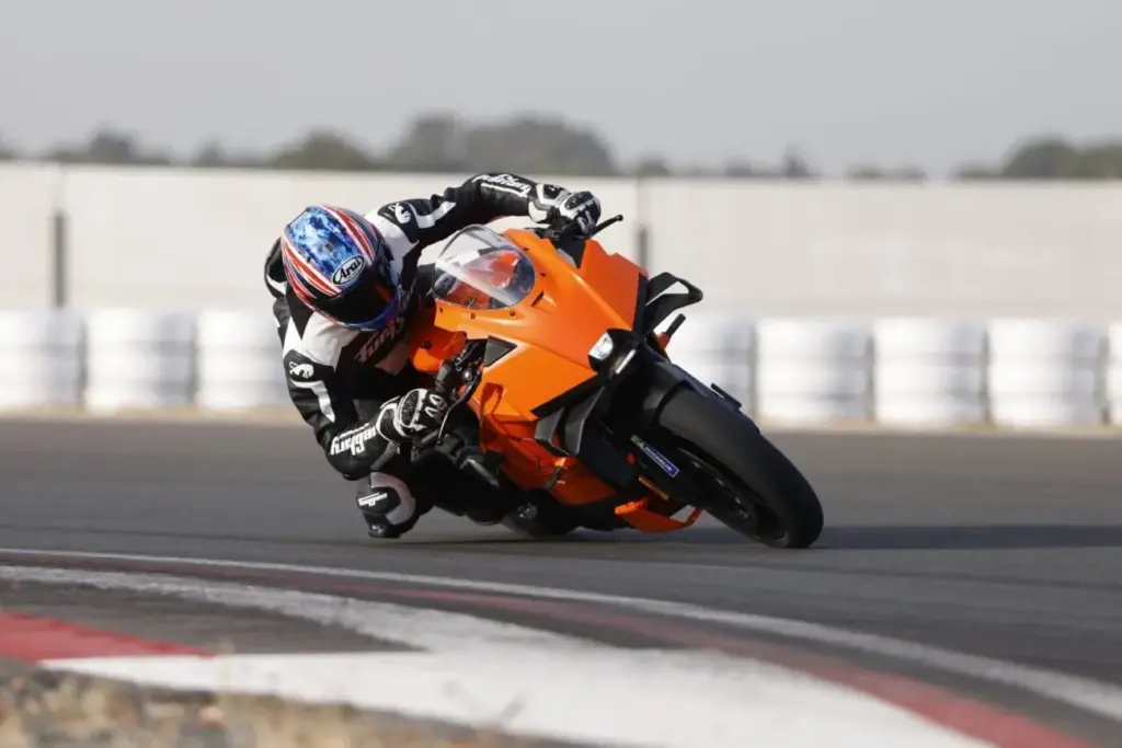 KTM confirma dos deportivas de acceso: la 490 RC y la 790 RC, en camino para 2027 1 Motor16 2026 KTM 990 RC R 1024x683 1 Motor16