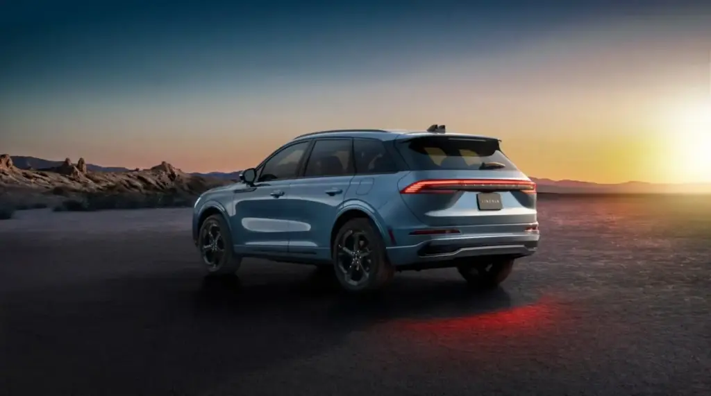Lincoln Corsair Hybrid: El SUV ‘Made in China’ con el que dan un giro de guión 1 Motor16 2026 Lincoln Corsair Hybrid. Imagen trasera.