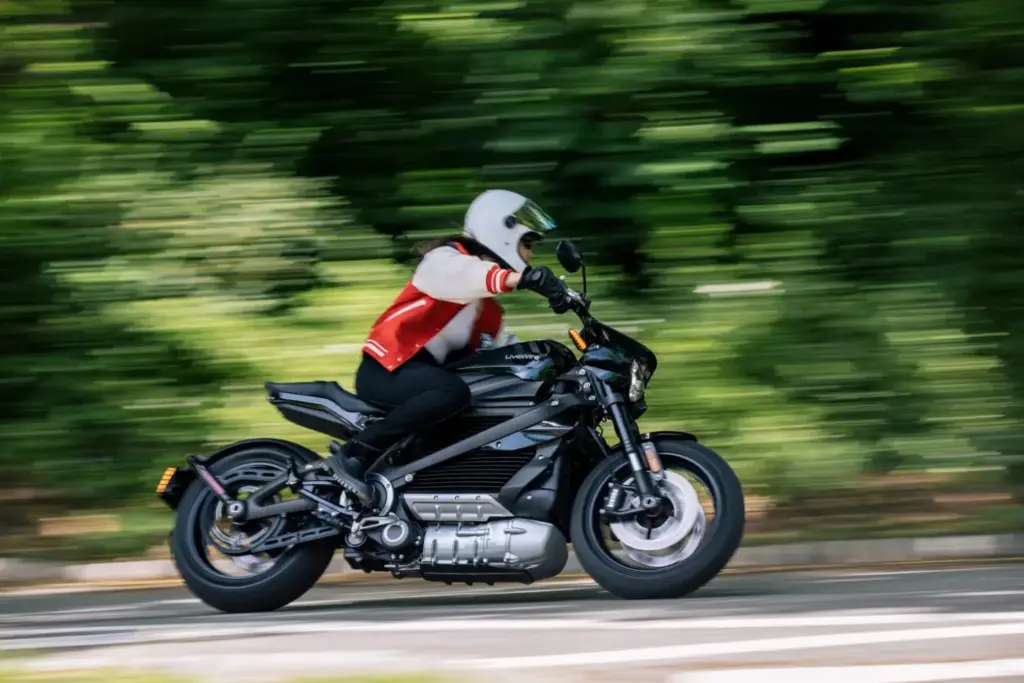 LiveWire: La moto eléctrica de Harley-Davidson no levanta cabeza a pesar de bajar su precio a la mitad 1 Motor16 2026 LiveWire One. Imagen movimiento.