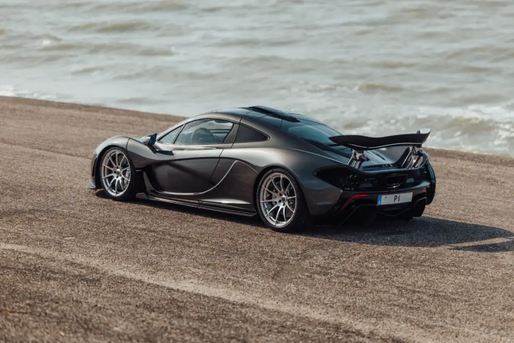 Si quieres uno de los mejores LaFerrari o P1 de la historia, tiene hasta octubre para ahorrar 3 Motor16 2015 McLaren P1. Subasta Broad Arrow. Imagen trasera.