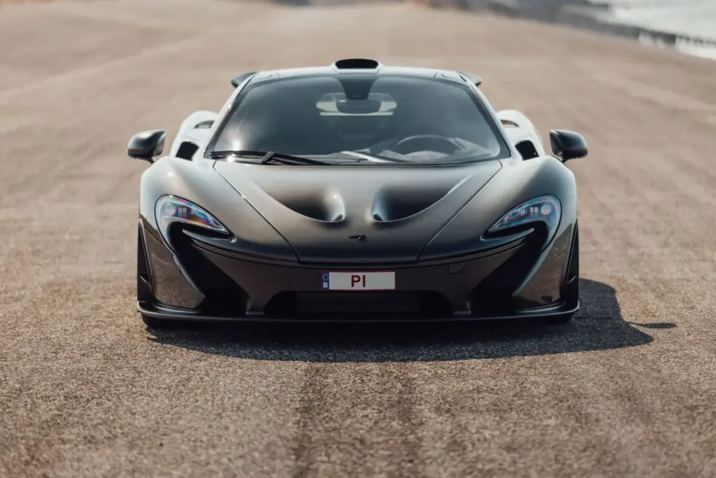Si quieres uno de los mejores LaFerrari o P1 de la historia, tiene hasta octubre para ahorrar 4 Motor16 2015 McLaren P1. Subasta Broad Arrow. Imagen frontal.
