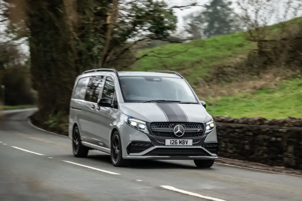 Mercedes Vito Sport-X: La furgoneta de pasajeros que bien podría ser obra de AMG 3 Motor16 2026 Mercedes Vito Sport-X. Imagen movimiento.