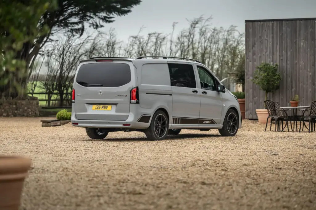 Mercedes Vito Sport-X: La furgoneta de pasajeros que bien podría ser obra de AMG 2 Motor16 2026 Mercedes Vito Sport-X. Imagen trasera.