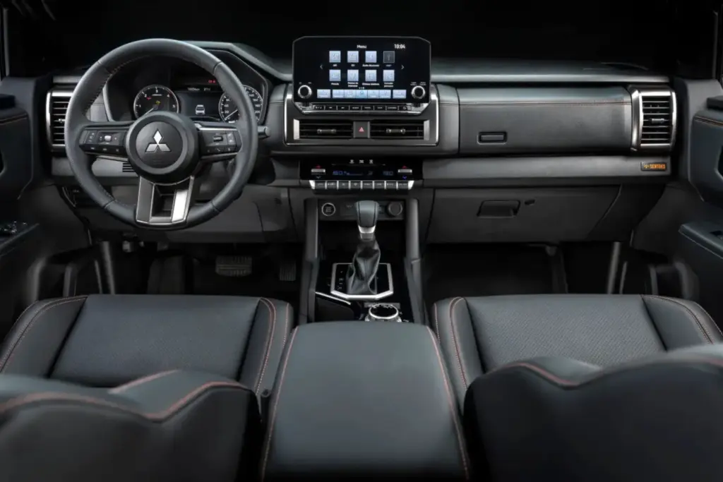 Mitsubishi Triton Savana Sertões: una edición especial que lleva la competición a la calle 2 Motor16 2026 Mitsubishi Triton Savana Sertoes. Imagen interior.
