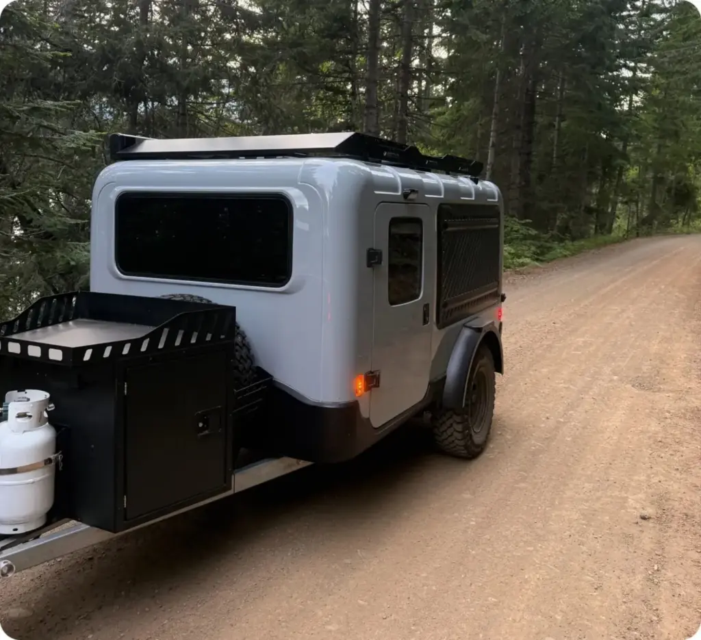 Outranger: La caravana preparada para la aventura y que cuesta menos que el coche que la remolca 7 Motor16 2026 Motsmann Outranger camping trailer caravana 11 Motor16