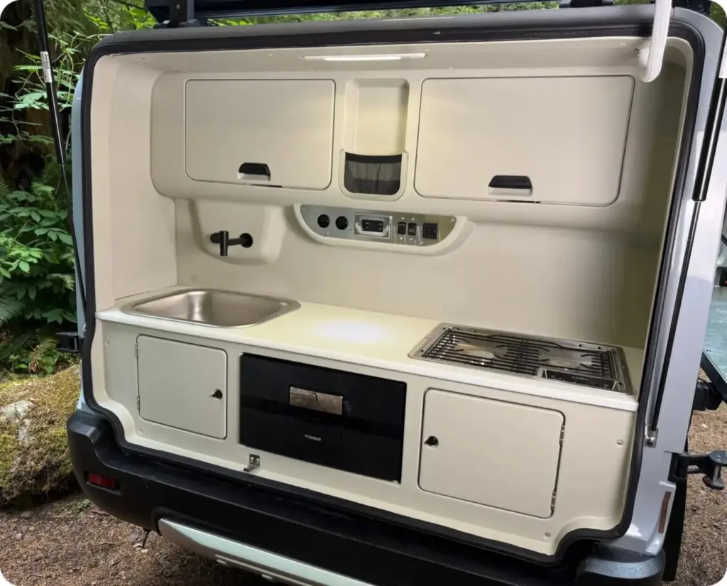 Outranger: La caravana preparada para la aventura y que cuesta menos que el coche que la remolca 2 Motor16 2026 Motsmann Outranger. Caravana off-road. Imagen cocina.