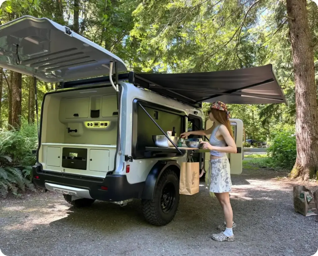 Outranger: La caravana preparada para la aventura y que cuesta menos que el coche que la remolca 1 Motor16 2026 Motsmann Outranger. Caravana off-road. Imagen exterior.