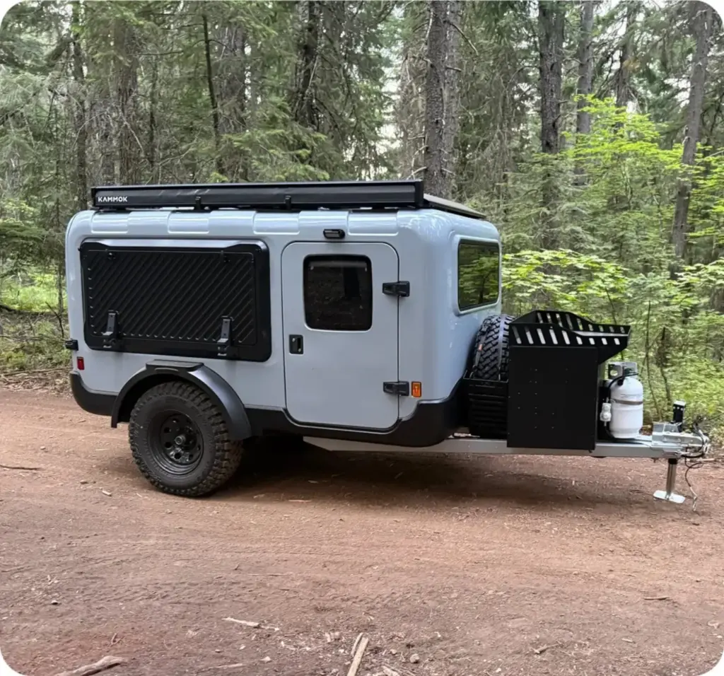 Outranger: La caravana preparada para la aventura y que cuesta menos que el coche que la remolca 5 Motor16 2026 Motsmann Outranger camping trailer caravana 6 Motor16