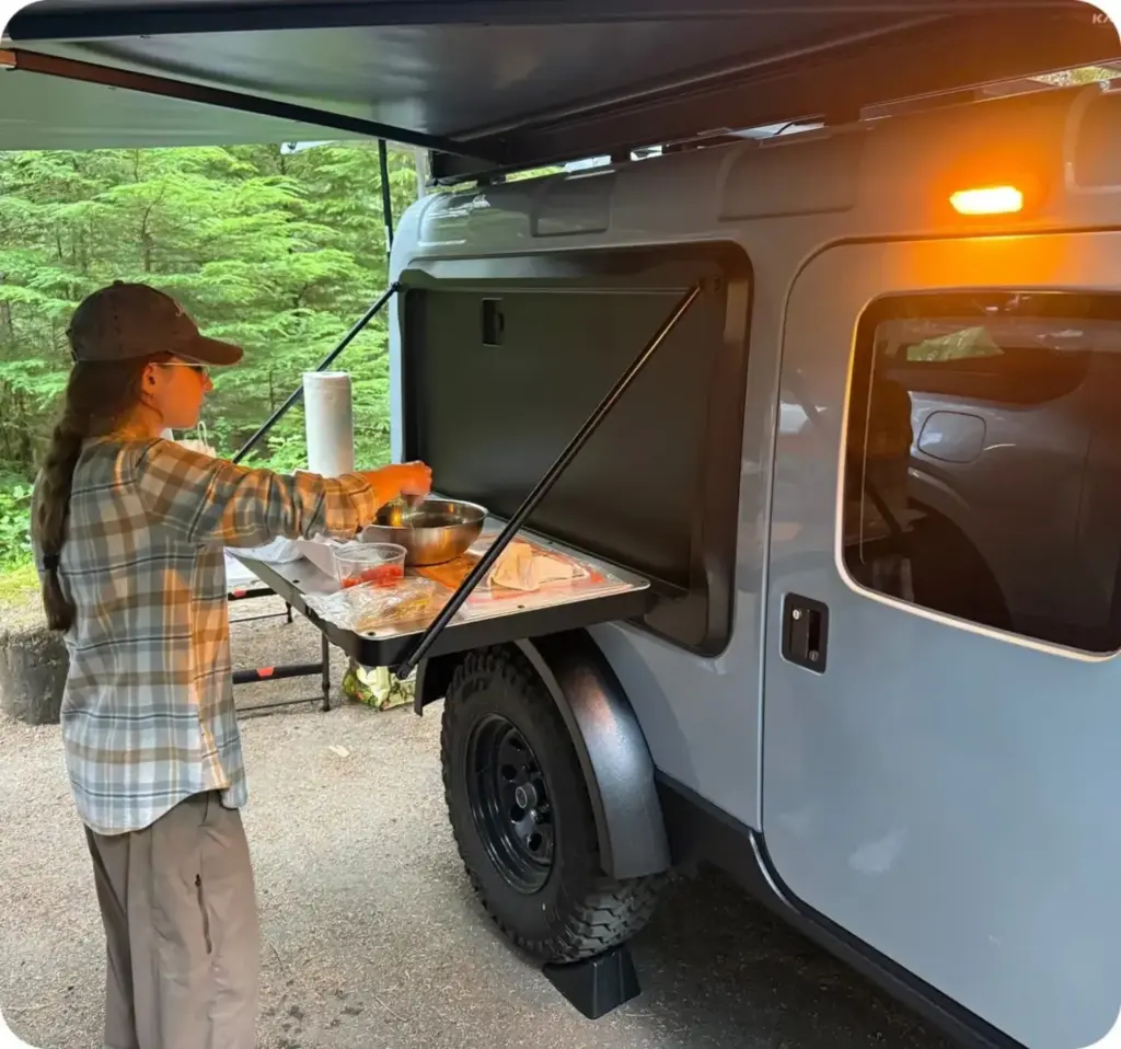Outranger: La caravana preparada para la aventura y que cuesta menos que el coche que la remolca 11 Motor16 2026 Motsmann Outranger camping trailer caravana 7 Motor16