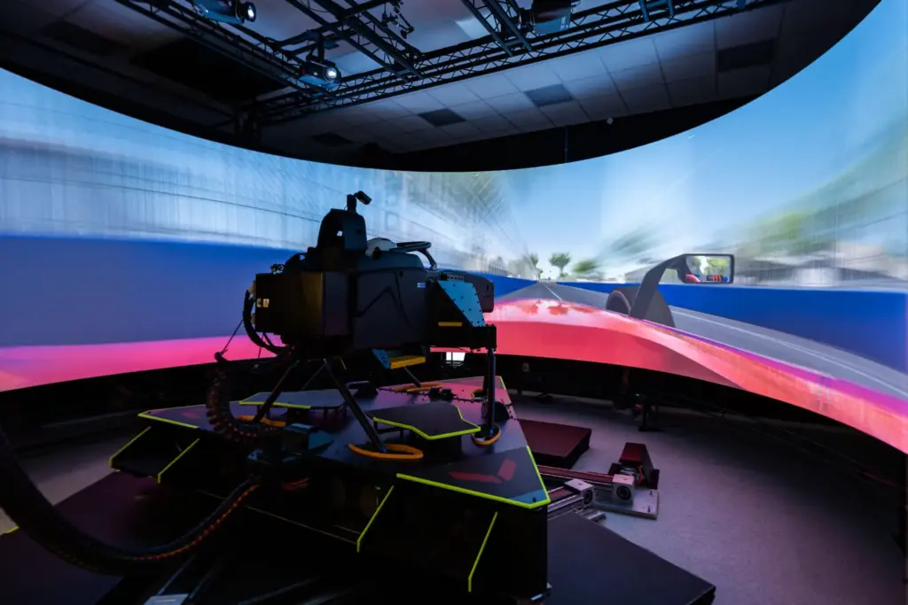 Seis ingenieros, cuatro pilotos, un simulador... Así prepara Nissan la próxima carrera en la Fórmula E a miles de kilómetros 5 Motor16 2026 Nissan Formula E simulador 1 Motor16