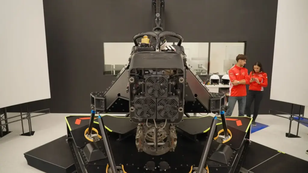Seis ingenieros, cuatro pilotos, un simulador... Así prepara Nissan la próxima carrera en la Fórmula E a miles de kilómetros 15 Motor16 2026 Nissan Formula E simulador 11 Motor16