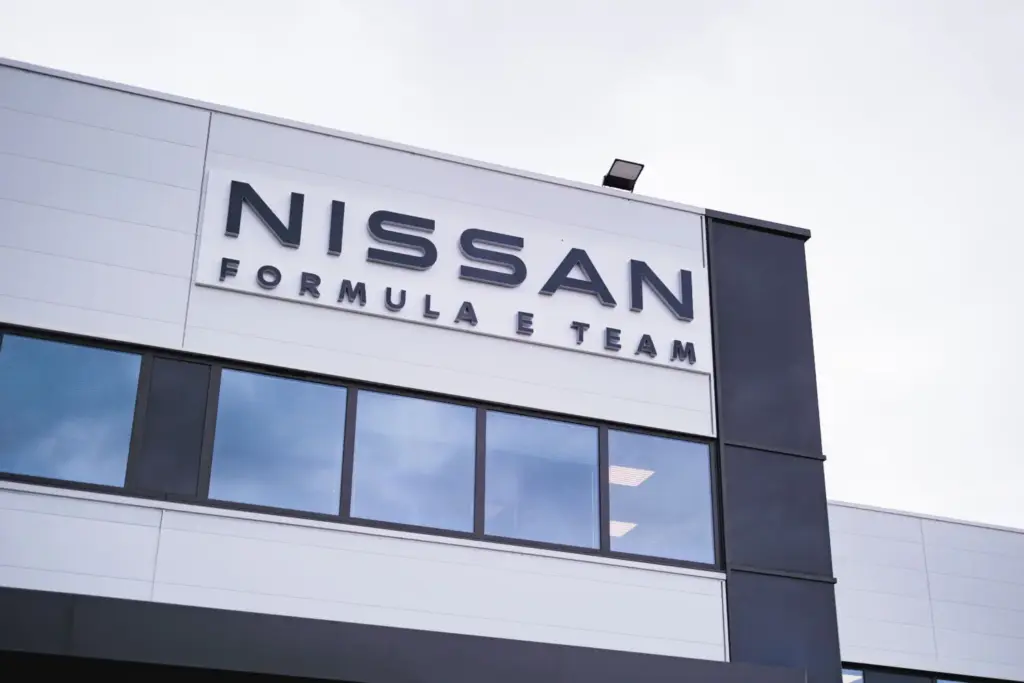 Seis ingenieros, cuatro pilotos, un simulador... Así prepara Nissan la próxima carrera en la Fórmula E a miles de kilómetros 16 Motor16 2026 Nissan Formula E simulador 12 Motor16