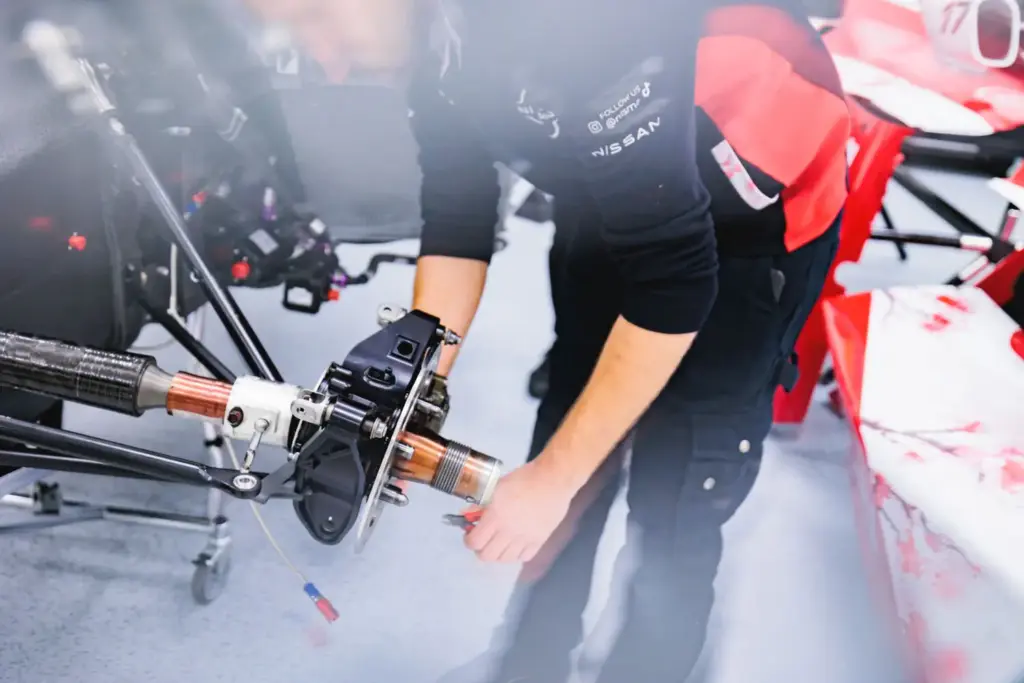Seis ingenieros, cuatro pilotos, un simulador... Así prepara Nissan la próxima carrera en la Fórmula E a miles de kilómetros 19 Motor16 2026 Nissan Formula E simulador 15 Motor16