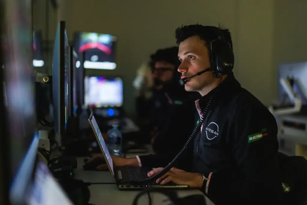 Seis ingenieros, cuatro pilotos, un simulador... Así prepara Nissan la próxima carrera en la Fórmula E a miles de kilómetros 8 Motor16 2026 Nissan Formula E simulador 3 Motor16