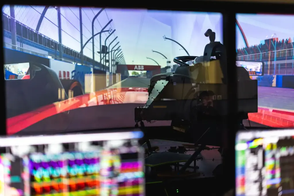 Seis ingenieros, cuatro pilotos, un simulador... Así prepara Nissan la próxima carrera en la Fórmula E a miles de kilómetros 3 Motor16 2026 Nissan Fórmula E. Simulador de conducción. Imagen.