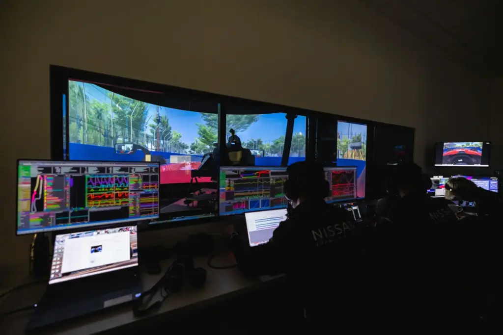 Seis ingenieros, cuatro pilotos, un simulador... Así prepara Nissan la próxima carrera en la Fórmula E a miles de kilómetros 10 Motor16 2026 Nissan Formula E simulador 5 Motor16