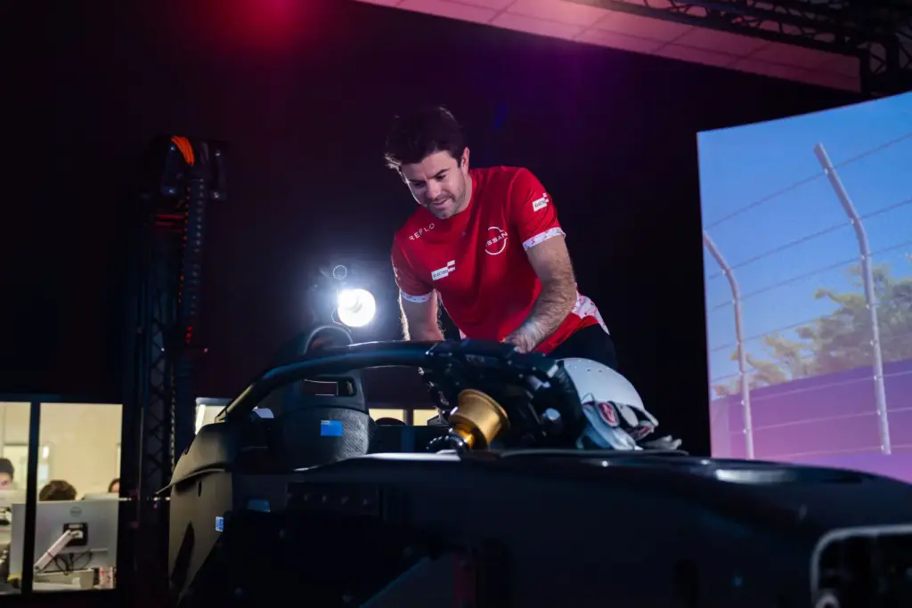 Seis ingenieros, cuatro pilotos, un simulador... Así prepara Nissan la próxima carrera en la Fórmula E a miles de kilómetros 11 Motor16 2026 Nissan Formula E simulador 6 Motor16