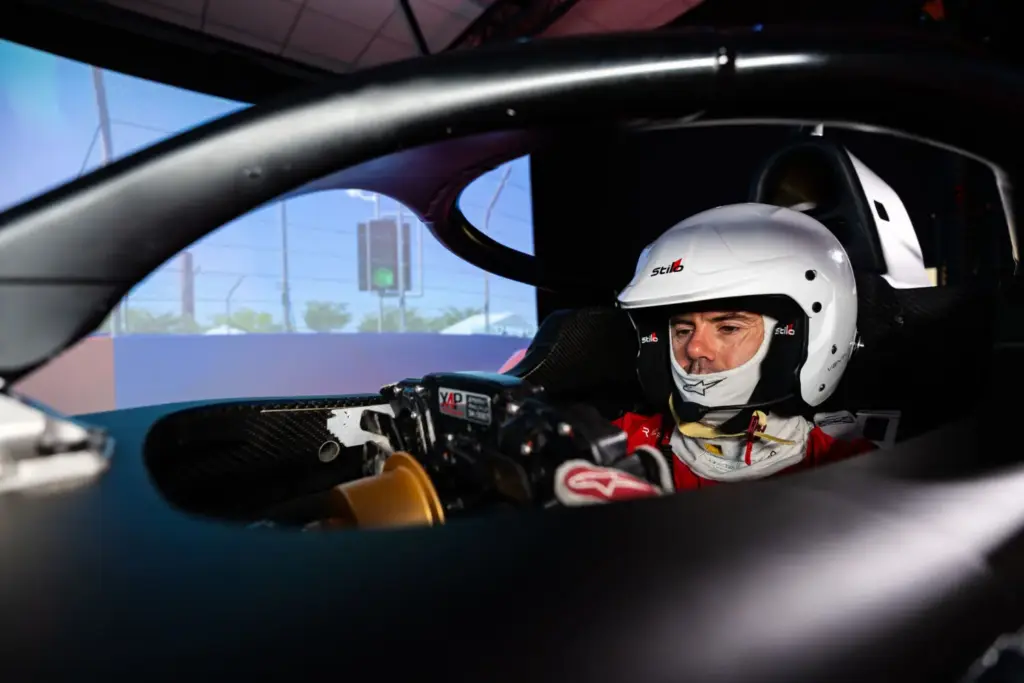 Seis ingenieros, cuatro pilotos, un simulador... Así prepara Nissan la próxima carrera en la Fórmula E a miles de kilómetros 2 Motor16 2026 Nissan Fórmula E. Simulador de conducción. Imagen piloto.