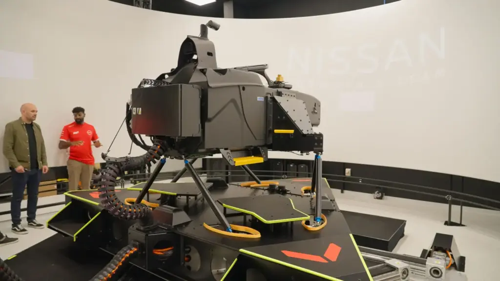Seis ingenieros, cuatro pilotos, un simulador... Así prepara Nissan la próxima carrera en la Fórmula E a miles de kilómetros 13 Motor16 2026 Nissan Formula E simulador 9 Motor16