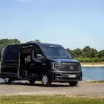 La Nissan Interstar-e se convierte en furgoneta eléctrica camper: batería de 87 kWh y V2L para dormir sin generador