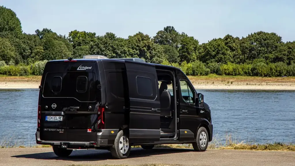 La Nissan Interstar-e se convierte en furgoneta eléctrica camper: batería de 87 kWh y V2L para dormir sin generador 1 Motor16 2026 Nissan Interstar Eifelland Camper trasera Motor16