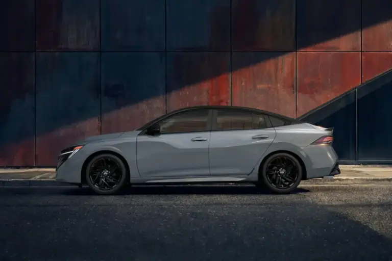 El Nissan Sentra se pone al día para no perder fuelle frente a su más duro competidor