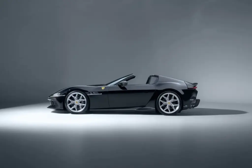 Novitec calienta motores con este Ferrari 12Cilindri Spider hasta que pueda meter mano a un Manuale 2 Motor16 2026 Novitec Ferrari 12Cilindri Spider. Imagen lateral.
