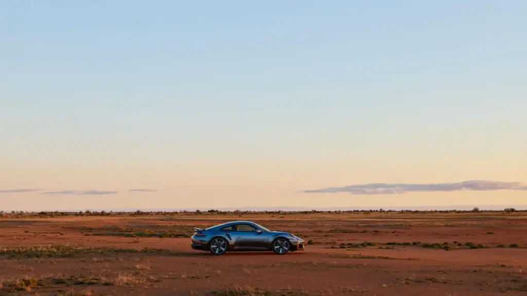 Porsche celebra sus 75 años en Australia con este 911 Turbo S vestido con dos singulares colores Chromaflair 10 Motor16 2026 Porsche 911 Turbo S Australia 75 2 Motor16