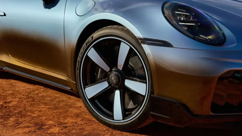 Porsche celebra sus 75 años en Australia con este 911 Turbo S vestido con dos singulares colores Chromaflair 15 Motor16 2026 Porsche 911 Turbo S Australia 75 4 Motor16
