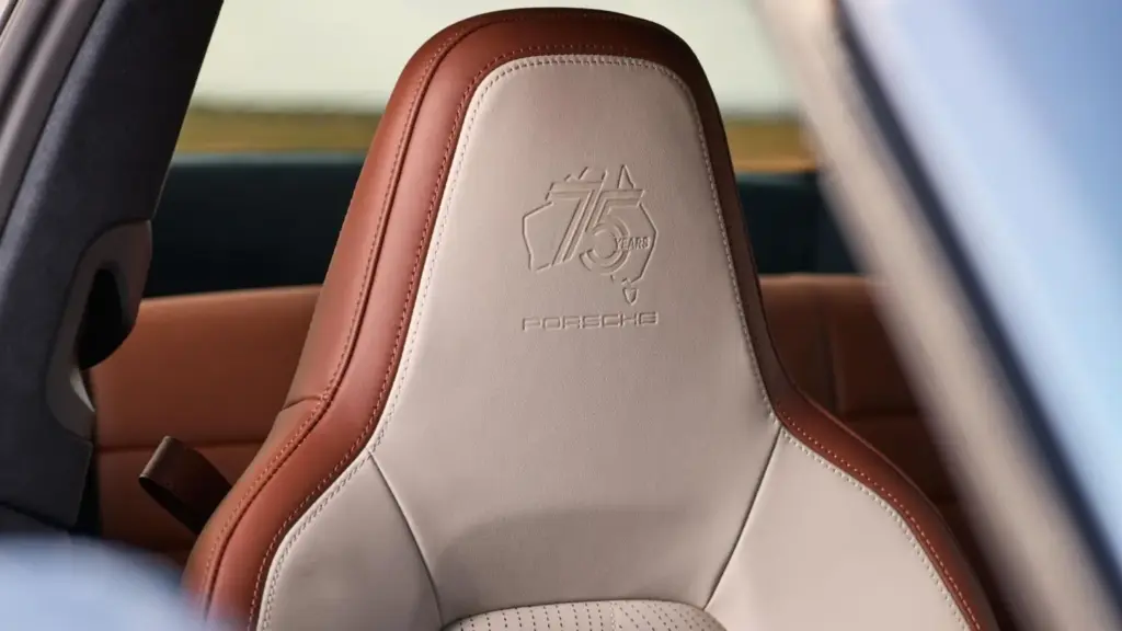 Porsche celebra sus 75 años en Australia con este 911 Turbo S vestido con dos singulares colores Chromaflair 23 Motor16 2026 Porsche 911 Turbo S Australia 75 7 Motor16