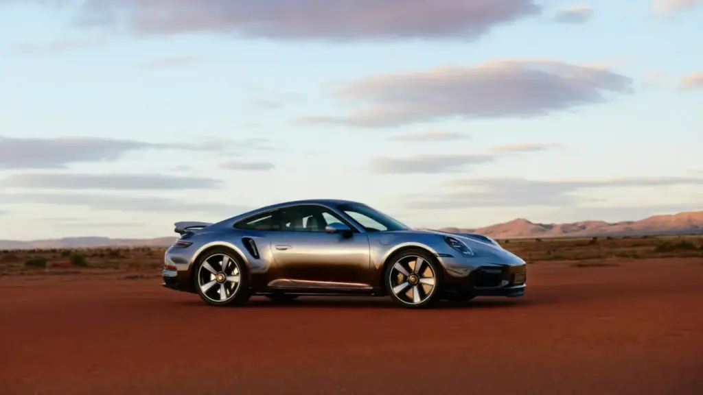 Porsche celebra sus 75 años en Australia con este 911 Turbo S vestido con dos singulares colores Chromaflair 5 Motor16 2026 Porsche 911 Turbo S Land Down Under 11 Motor16
