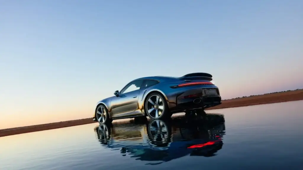 Porsche celebra sus 75 años en Australia con este 911 Turbo S vestido con dos singulares colores Chromaflair 12 Motor16 2026 Porsche 911 Turbo S Land Down Under 13 Motor16