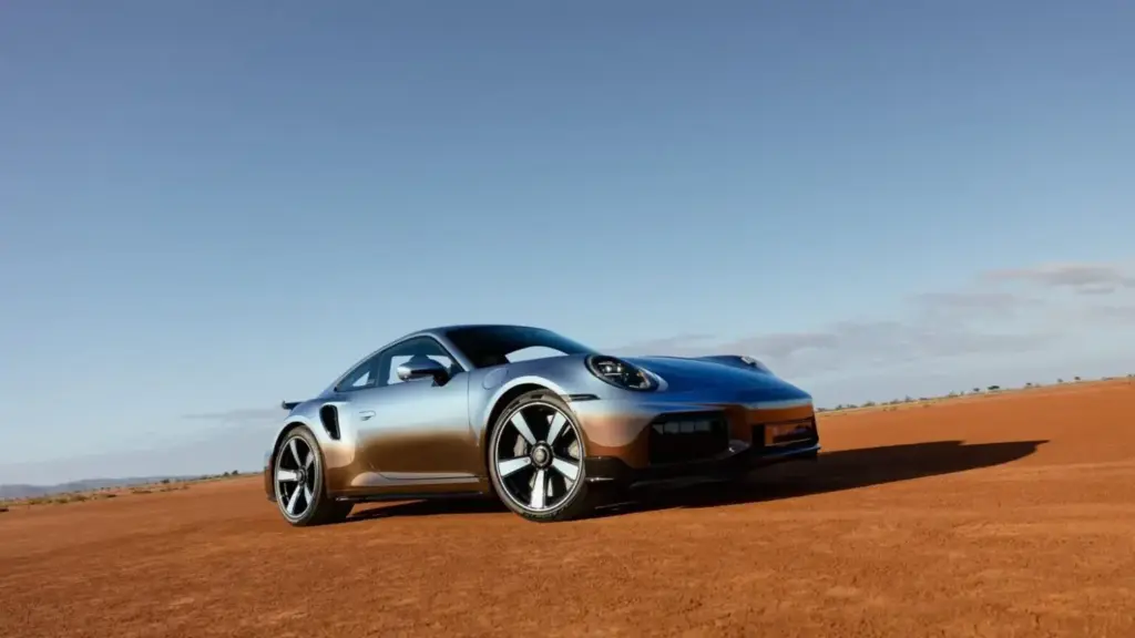 Porsche celebra sus 75 años en Australia con este 911 Turbo S vestido con dos singulares colores Chromaflair 1 Motor16 2026 Porsche 911 Turbo S Land Down Under. Imagen delantera.