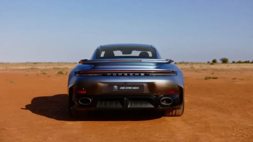 Porsche celebra sus 75 años en Australia con este 911 Turbo S vestido con dos singulares colores Chromaflair 13 Motor16 2026 Porsche 911 Turbo S Land Down Under 5 Motor16