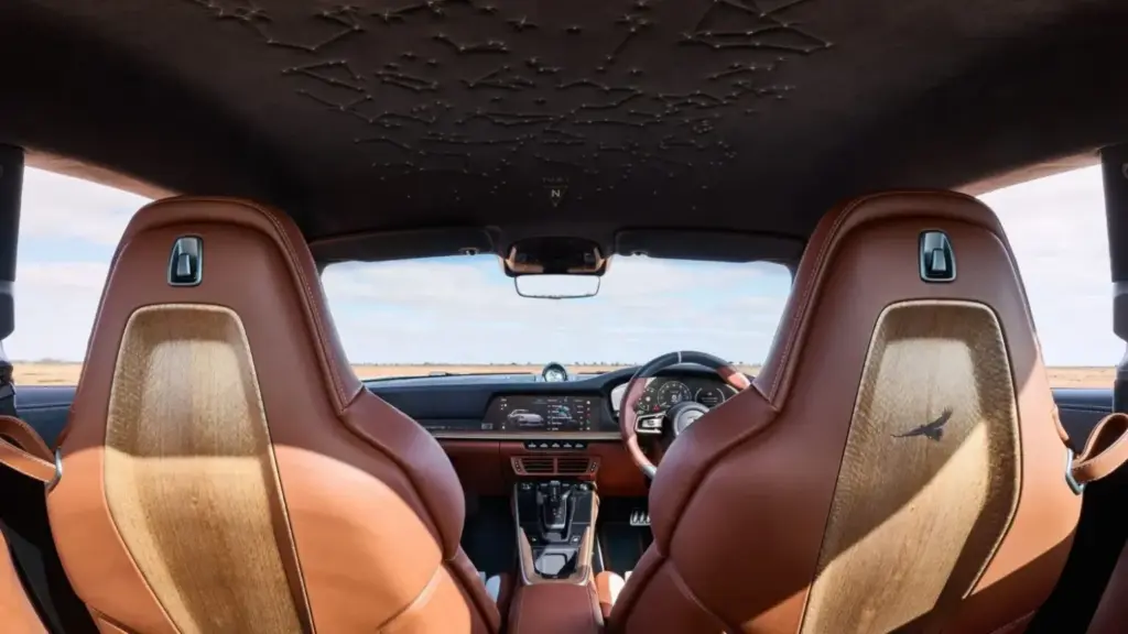 Porsche celebra sus 75 años en Australia con este 911 Turbo S vestido con dos singulares colores Chromaflair 2 Motor16 2026 Porsche 911 Turbo S Land Down Under. Imagen interior.