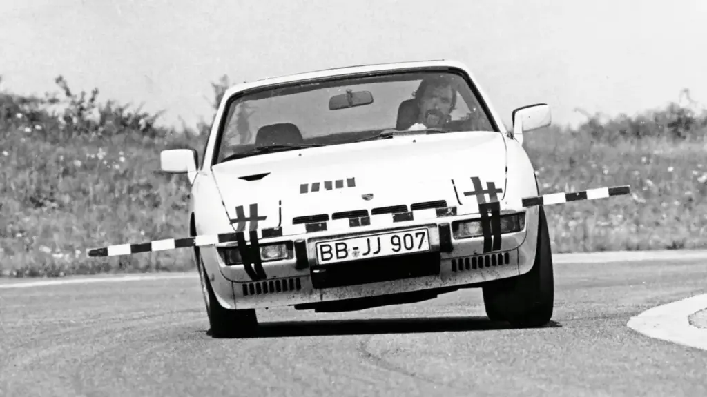 Porsche 924: El primer transaxle que llegó para poner un punto y seguido en la casa alemana 2 Motor16 2026 Porsche 924. Transaxle. Imagen movimiento.