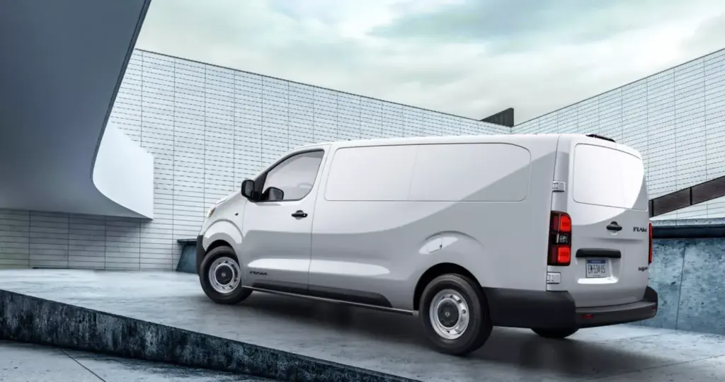 RAM ProMaster City: La mejor manera de exprimir una furgoneta que parece incombustible 3 Motor16 2026 RAM ProMaster City. Imagen trasera.