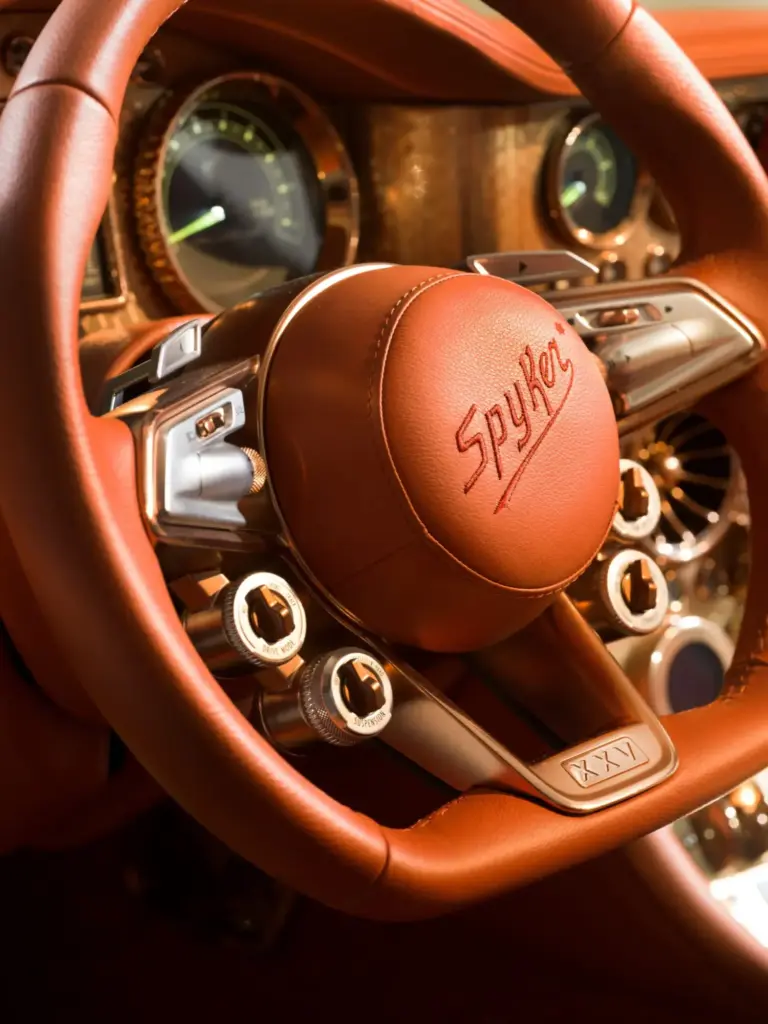 Spyker C8 Preliator XXV: 800 CV, tres pedales y oro a raudales para un regreso inesperado 2 Motor16 2026 Spyker C8 Preliator XXV. Imagen interior.
