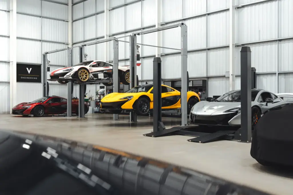 Si piensas mejorar tu McLaren P1, los chicos de V Engineering le ponen las pilas 2 Motor16 2026 McLaren P1. V Engineering. Batería. Imagen taller.