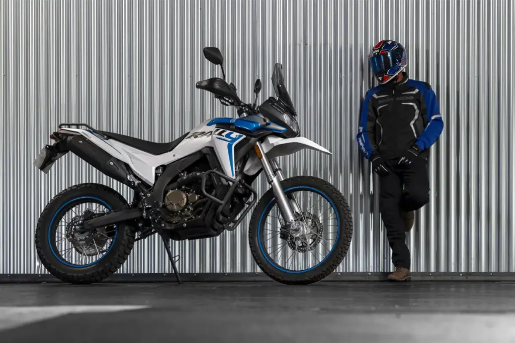 La moto todoterreno barata de Voge triunfa: ya es la cuarta marca de motos más vendida en España 1 Motor16 2026 Voge 300 Rally lateral Motor16