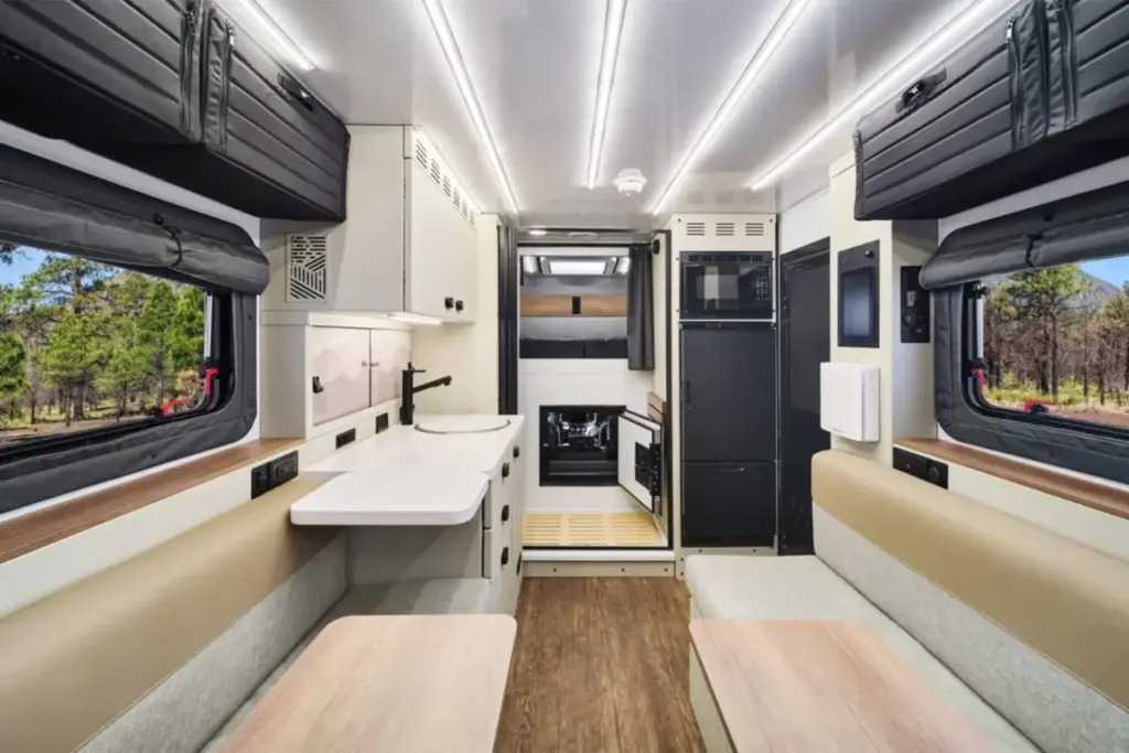 Winnebago elige un RAM 5500 para la autocaravana que te lleva a los confines de la tierra 1 Motor16 2026 Winnebago Arka. RAM 5500. Imagen interior.
