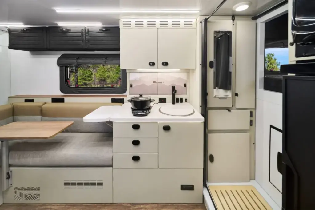 Winnebago elige un RAM 5500 para la autocaravana que te lleva a los confines de la tierra 19 Motor16 2026 Winnebago Arka 17 Motor16