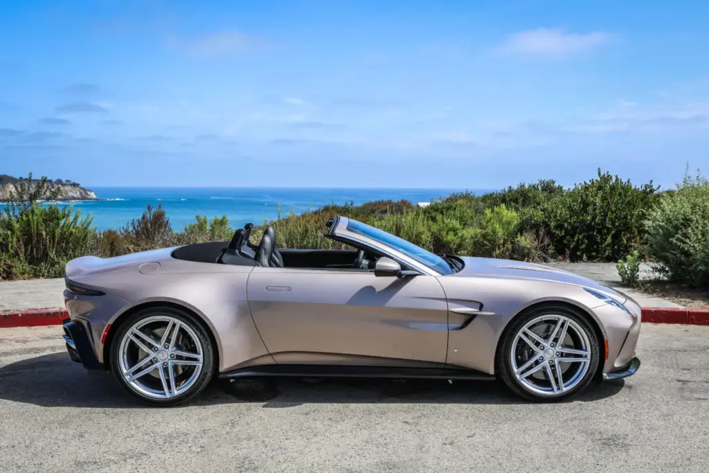 2026 Aston Martin Heritage Collection. Imagen Vantage Roadster.