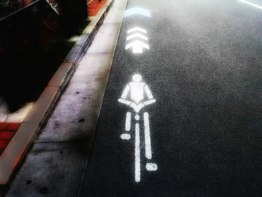 Carriles bici en Tokio: la ciudad duplicará su red hasta los 900 km en 2030 frente al coche 1 Motor16 2026 carril bici tokio senal Motor16
