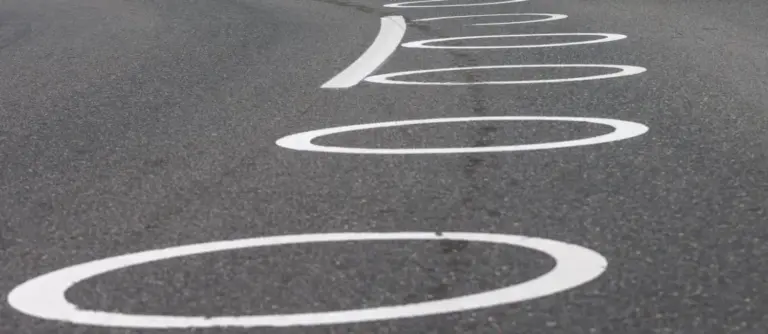 Círculos blancos en la carretera: qué significan y cómo debes circular según la DGT