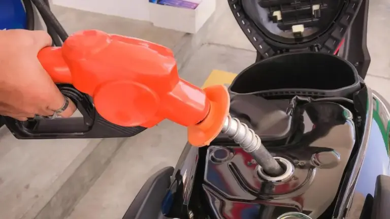 El precio del litro de gasolina en España ya supera los 1,70 €, el doble que 2002: así afecta a tu moto