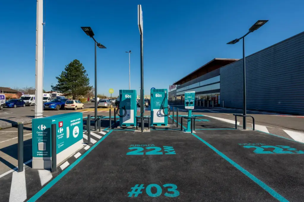 Prohibido aparcar coches eléctricos en los supermercados Carrefour de Bélgica por riesgo de incendio 1 Motor16 2026 driveco parking carrefour cargador coche electrico Motor16