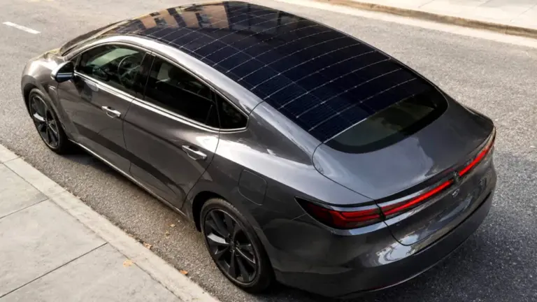 El día que las placas solares inundarán el techo de los vehículos más eficientes